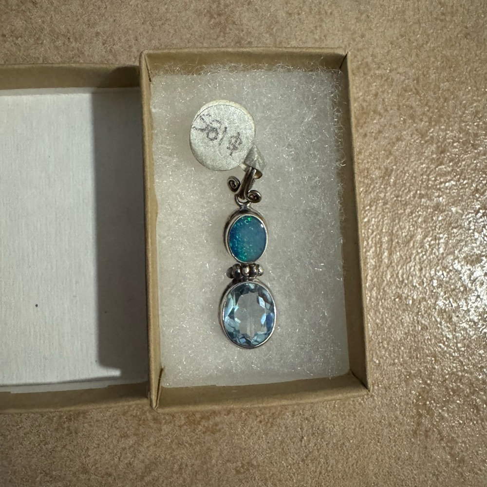 Fine gemstone pendant